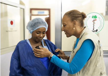 영유아가 영양 상태를 확인하기 위해 팔 둘레 측정을 받고 있는 모습