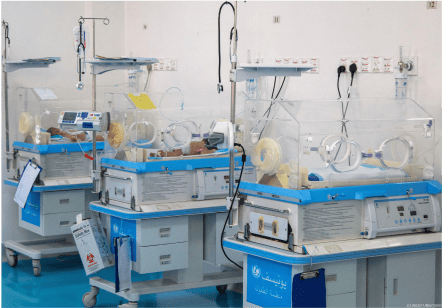 책상에 앉아 열심히 연필로 노트에 글씨를 쓰고 있는 어린이