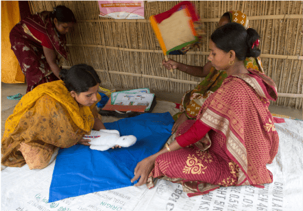 파괴된 건물 잔해 위에 앉아 있는 어린 소년의 모습