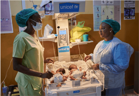 한 소년이 손을 모아 깨끗한 물을 받아 마시며 얼굴을 씻고 있는 모습