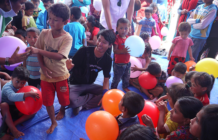 수잔은 지진으로 고통 받는 네팔 어린이들과 따뜻한 마음을 나눴다