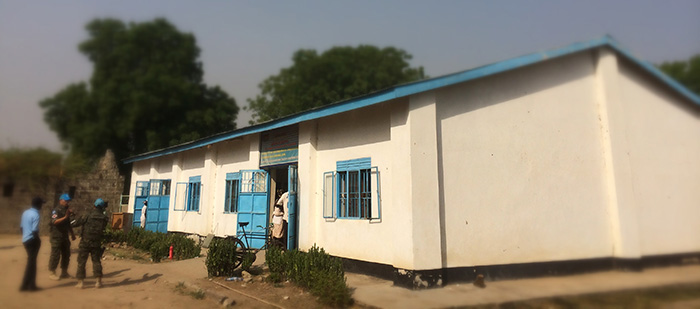 남수단 종글레이 주 보르, 난민캠프 밖에 있는 진료소의 모습