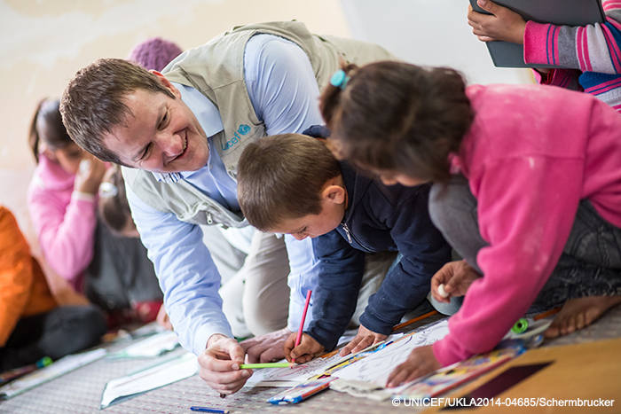 시리아 난민 어린이를 돕는 유니세프 직원