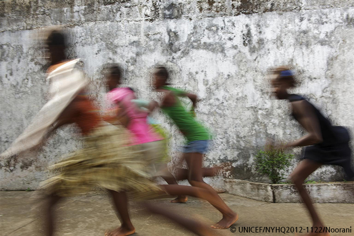 [사진] 라이베리아 여자 어린이들이 놀이를 하고 있는 사진