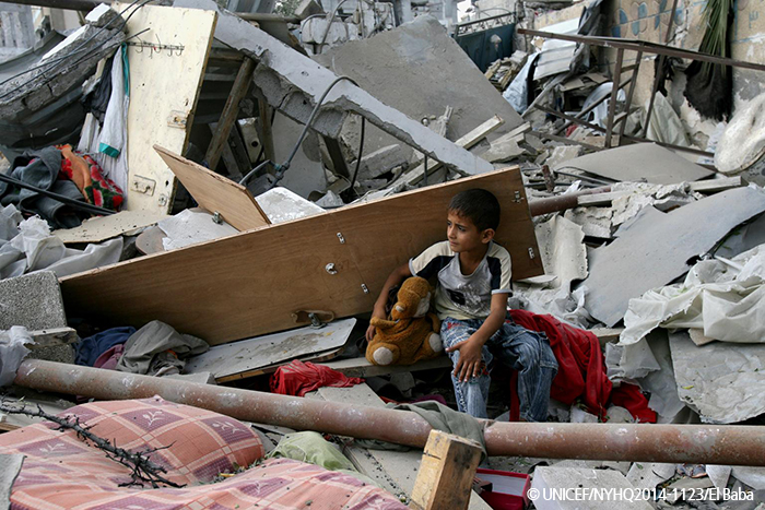이스라엘 공격으로 집이 무너져버린 가자지구 소년