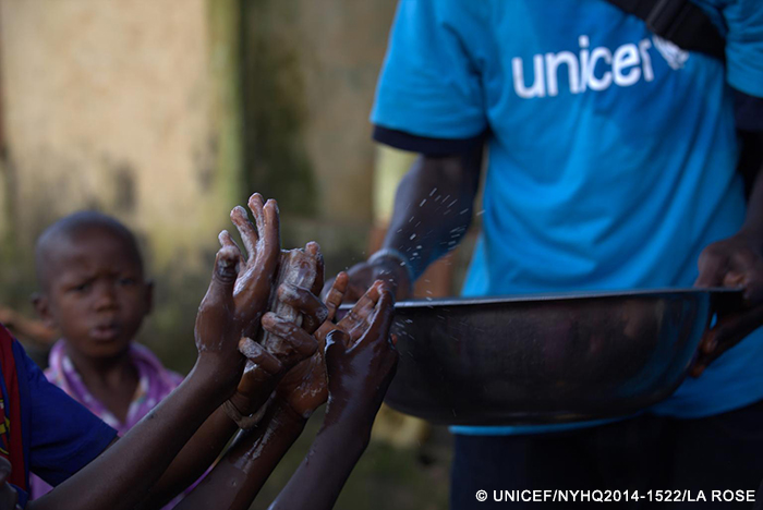 [사진] 유니세프 직원이 어린이들에게 비누를 나누어주며 손씻는 법을 가르쳐주고 있습니다. 