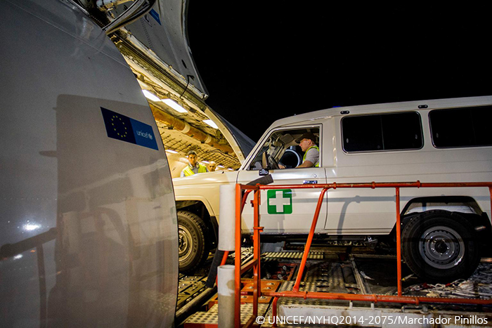 [사진] 기니에 보낼 구급차를 수송기에 싣고 있는 모습