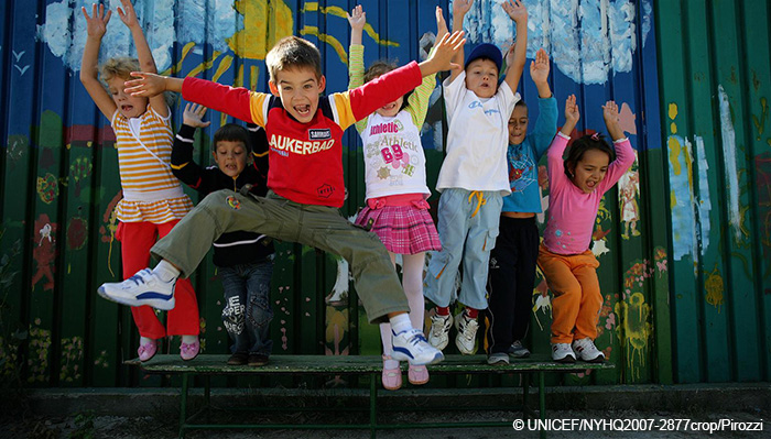 [사진] 루마니아 어린이들이 놀이터에서 신나게 놀고 있습니다.