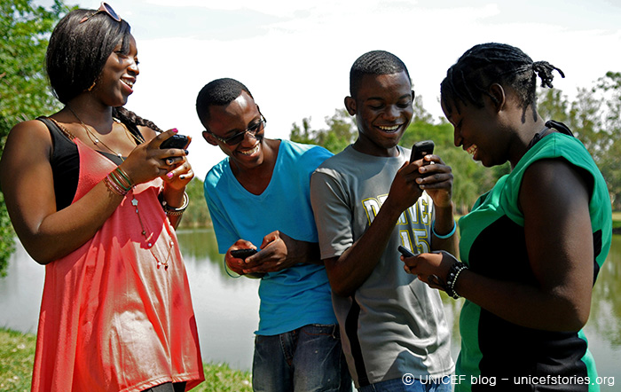 잠비아 청소년들이 휴대폰으로 유리포트를 활용하고 있는 모습