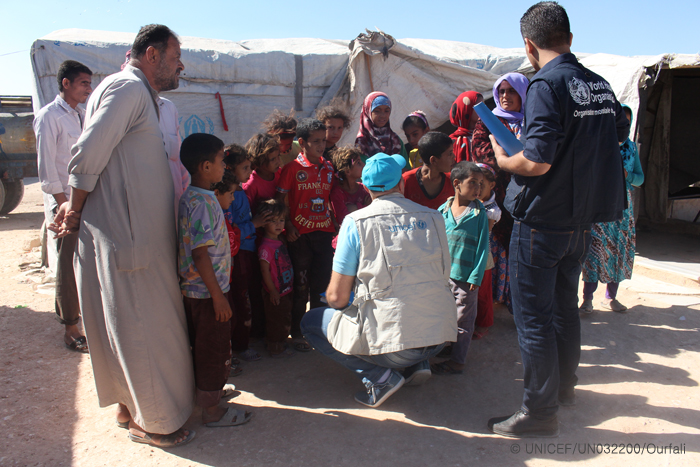 난민들을 위해 지원활동을 펼치고 있는 유니세프 직원의 모습