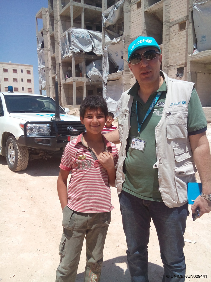 알레포에서 어린이와 함께 찍은 마허의 사진